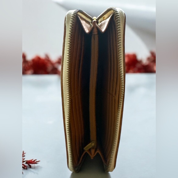 Fossil Leather Zip Wallet Beige Perforated Design EUC - Picture 4 of 6